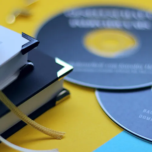 Wir bieten verschiedenes Zubehör wie zum Beispiel bedruckte CD Labels, Lesebänder oder Faltpläne.